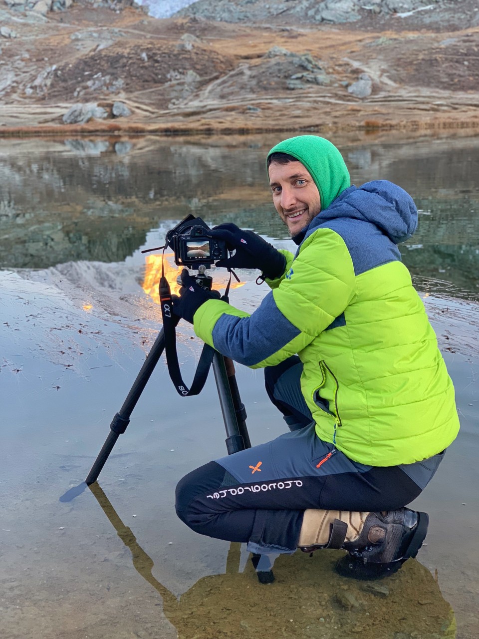 Roberto Moiola composing a landscape photo wearing the heat company photography gloves