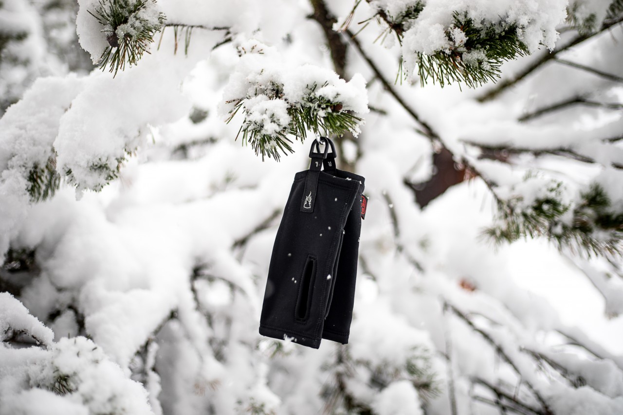 Foto van de MERINO TUBE handschoenen op een besneeuwde boom