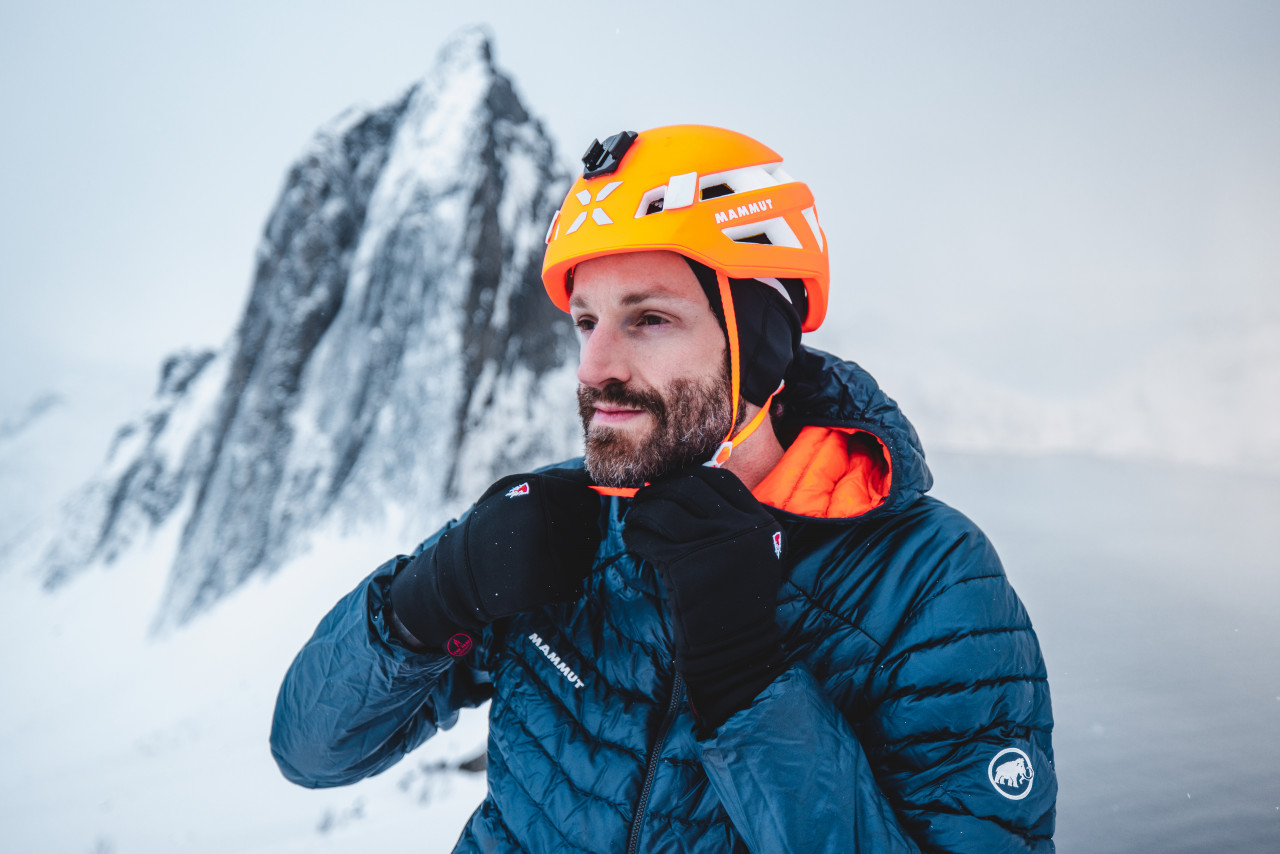 Nahaufnahme von Josef, der mit seinen Handschuhen den Helm schließt