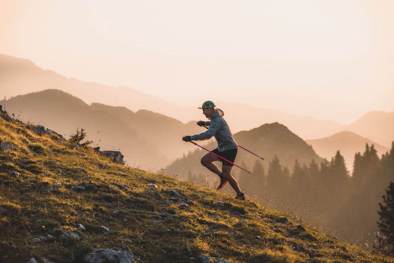 Un atleta di trail corre in montagna