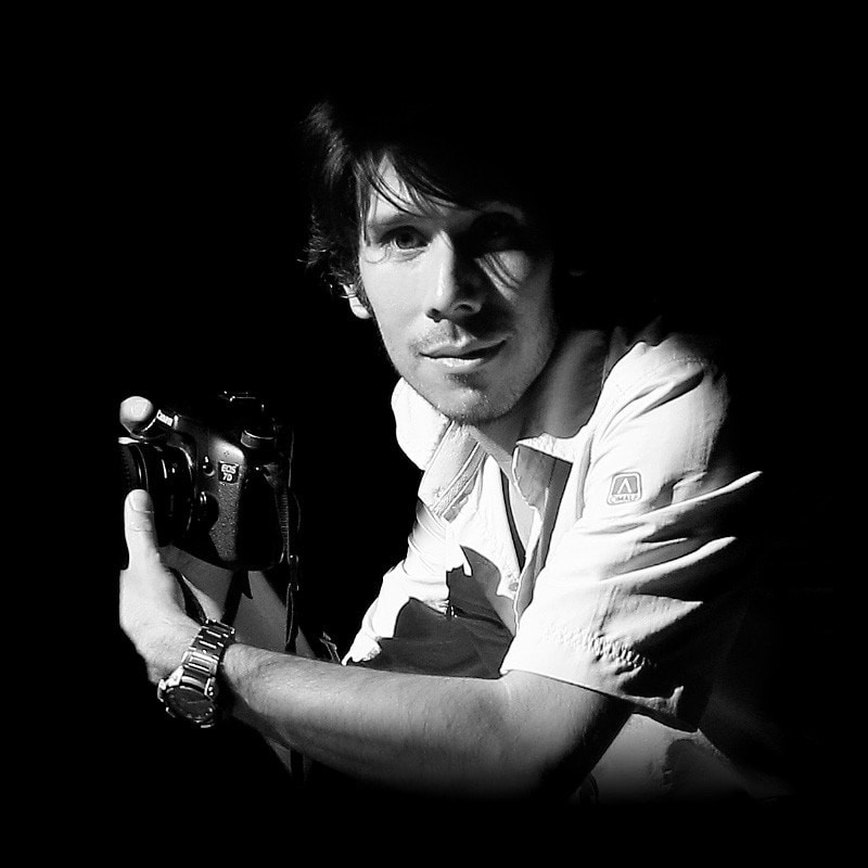 Retrato del fotógrafo francés Stanley Leroux sosteniendo una cámara