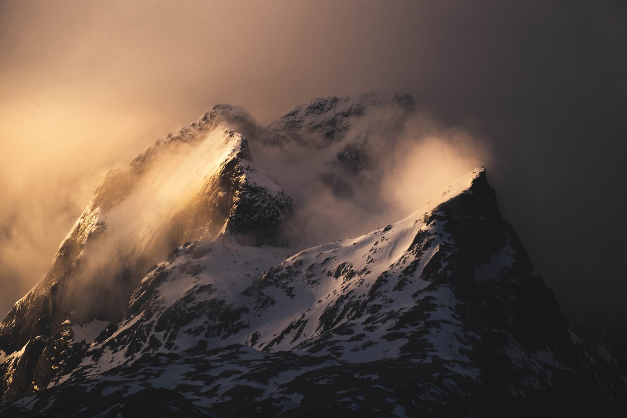 La vetta delle Lofoten nella luce del tramonto con la nebbia