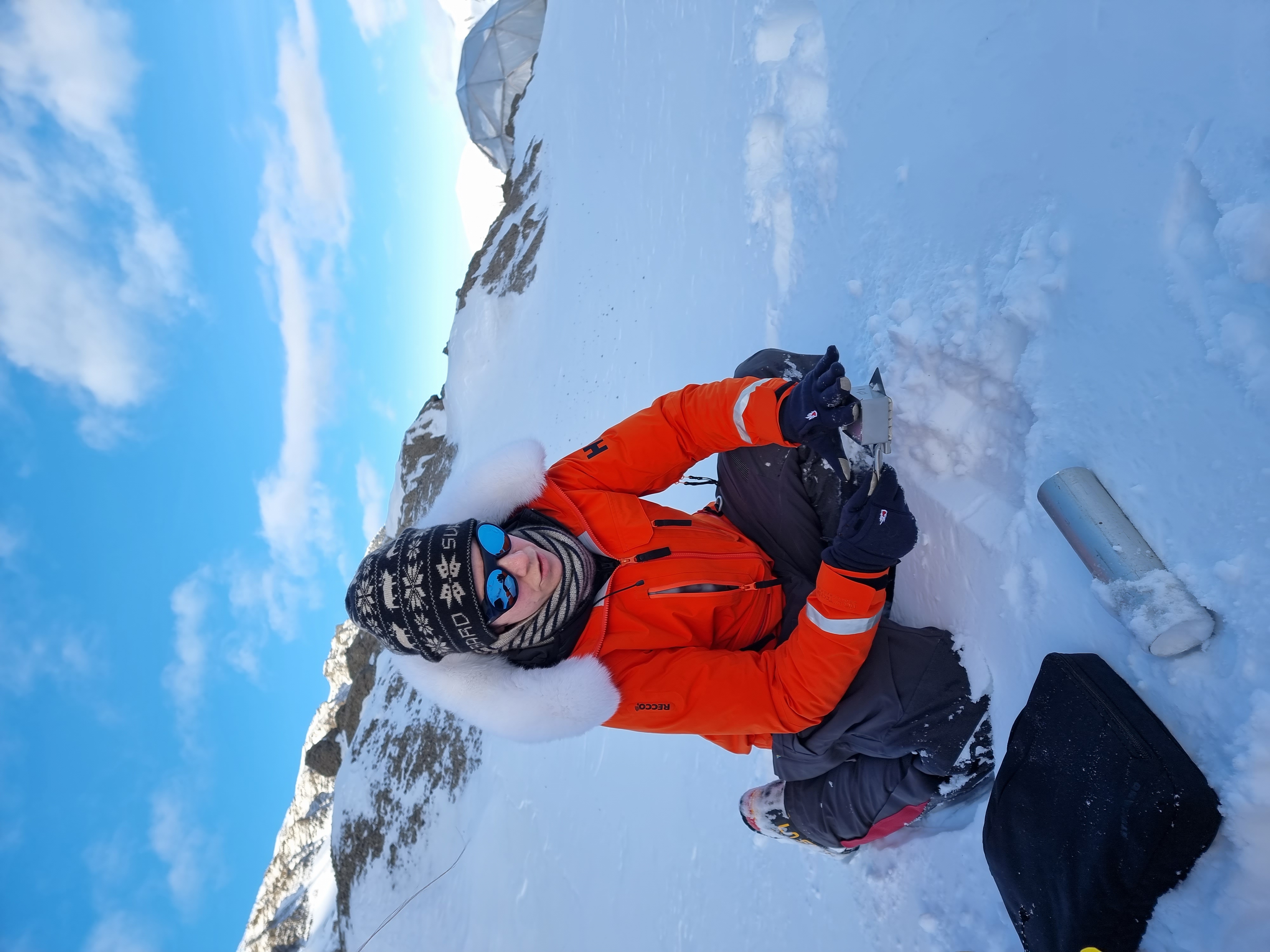 Une femme exploratrice prélève des échantillons de neige dans l'Arctique