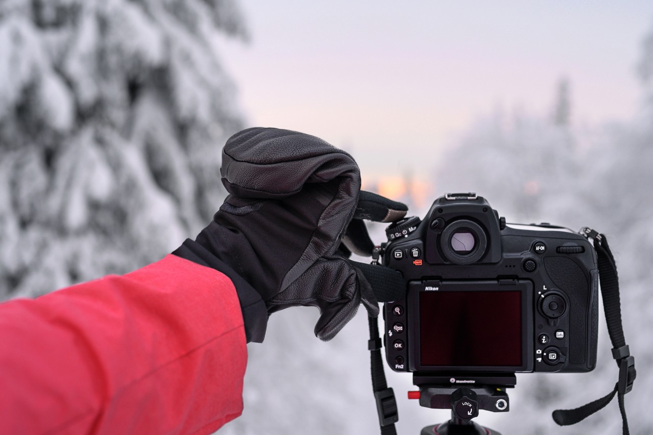 Wind Pro Liner with Shell Photography Glove handling a DSLR Camera outdoors at cold temperatures