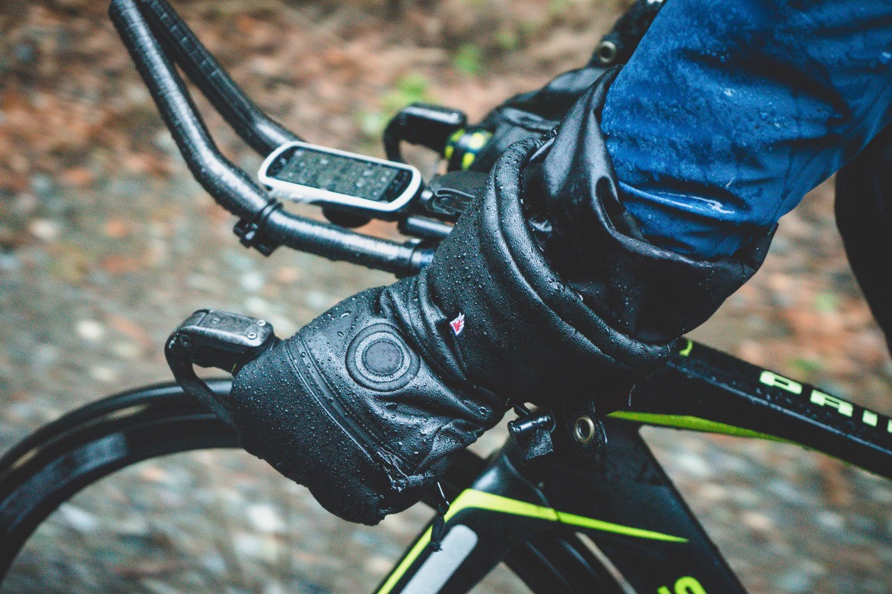 Wind- and water-repellent leather mitten for cycling