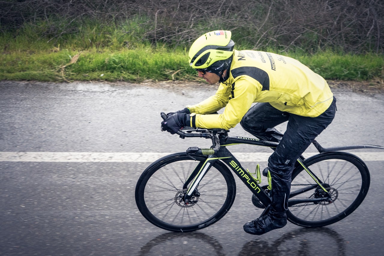 Uomo in bicicletta sulla strada con i guanti