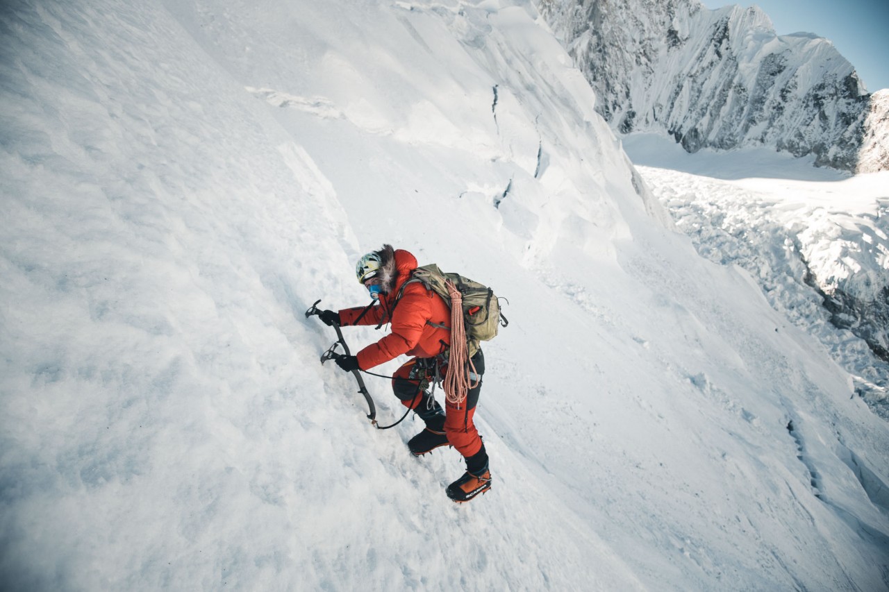 Alpiniste de l'extrême en hiver sur le mont Everest