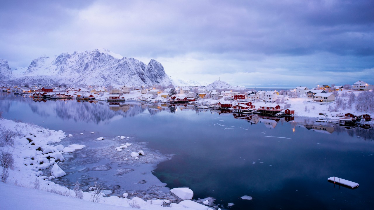 Weite Aufnahme eines Dorfes auf den Lofoten in Norwegen mit roten Häusern