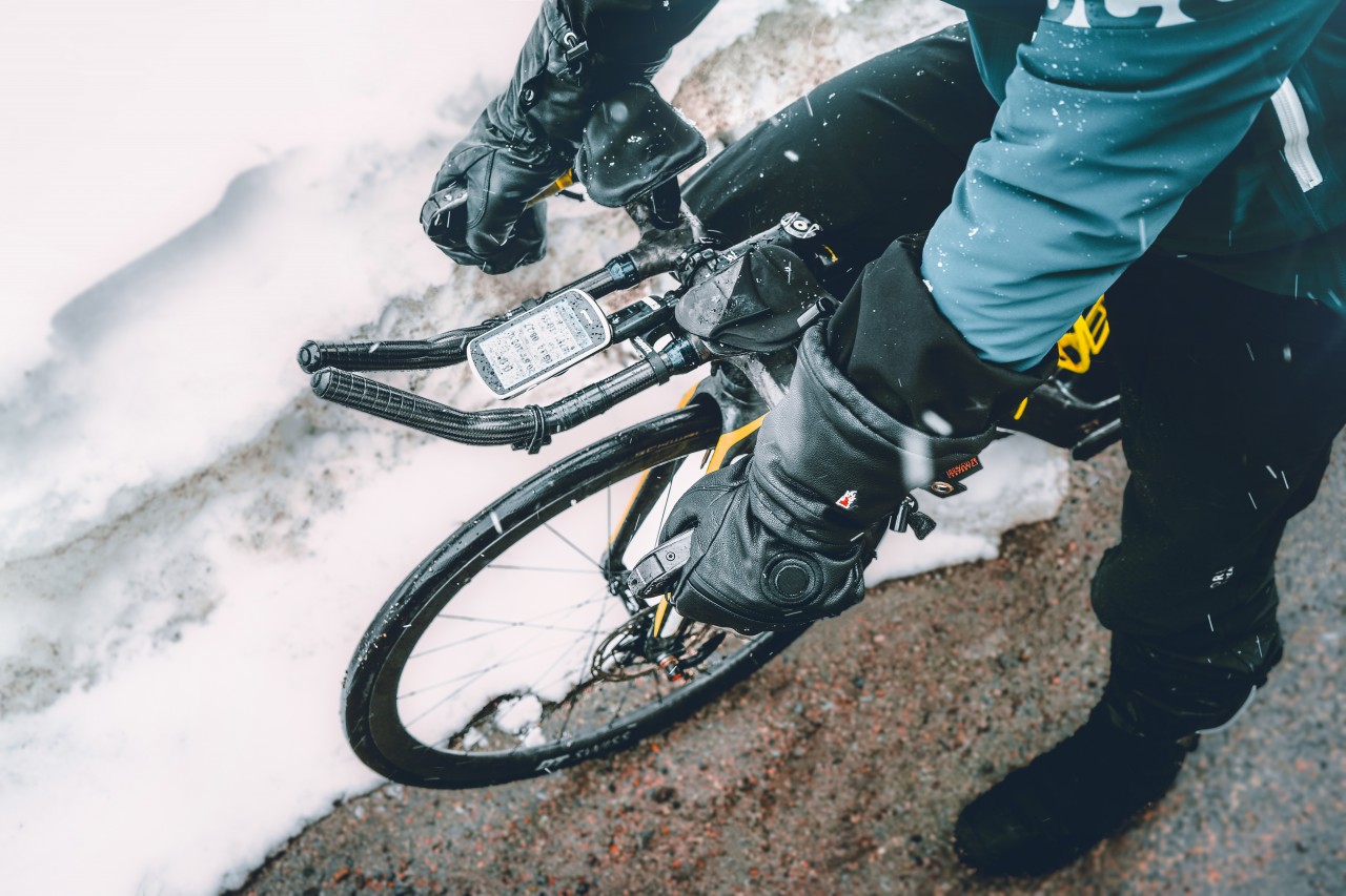 Person am Rennrad hält mit seinen Lederfäustlingen den Lenker