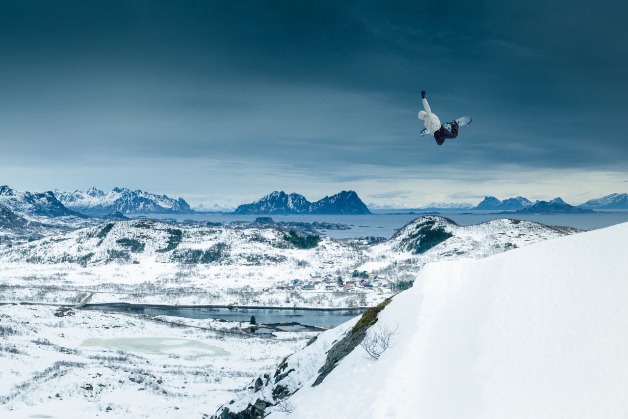 Snowboarder saltador