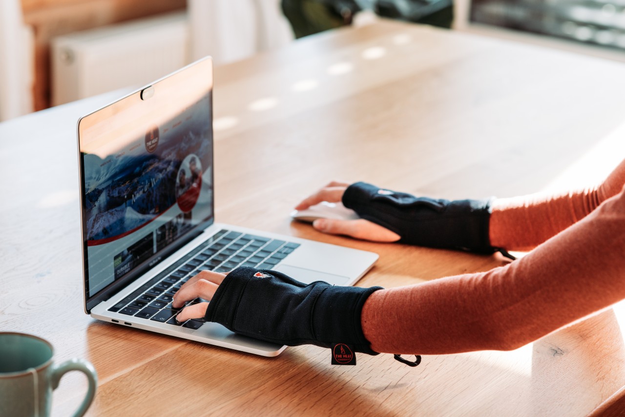 Woman wears the MERINO TUBE wrist warmer while working in the home office