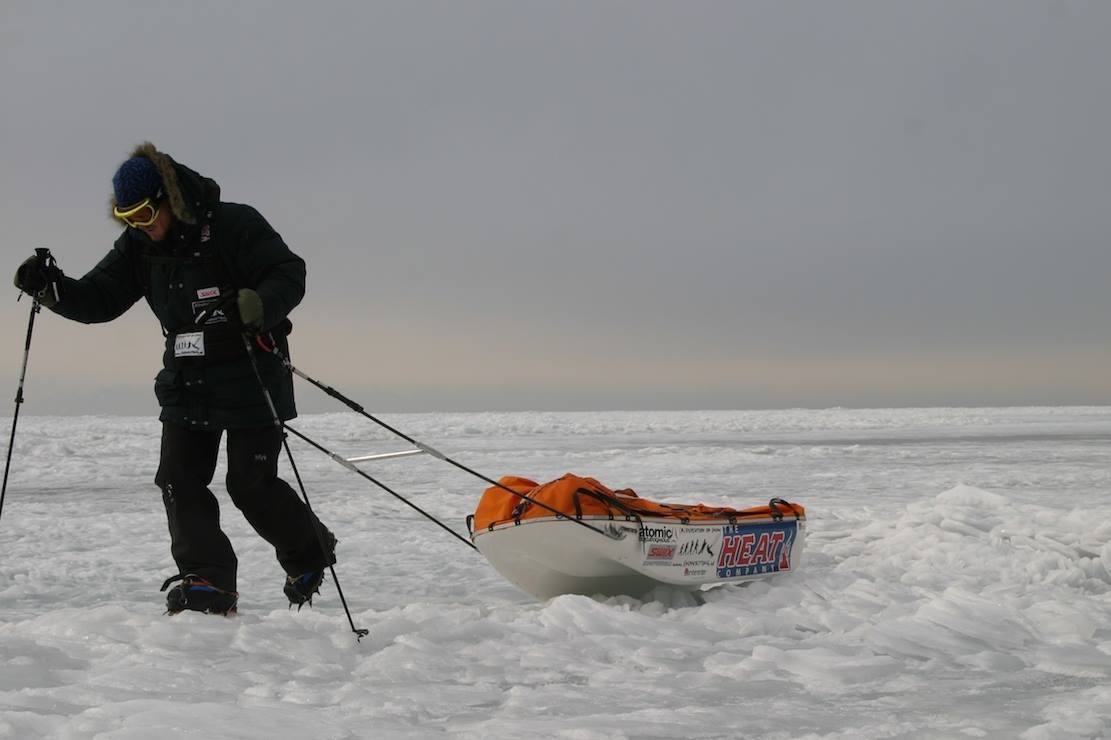 Hombre tirando de una pulka en el lago Baikal