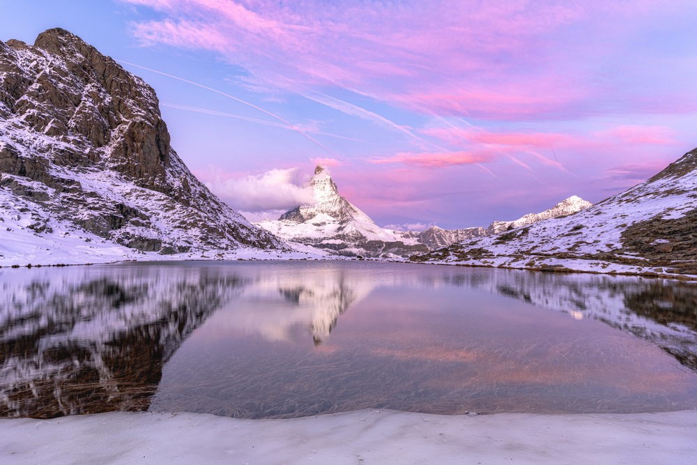 Nuages roses autour du Cervin avec reflet au Riffelsee