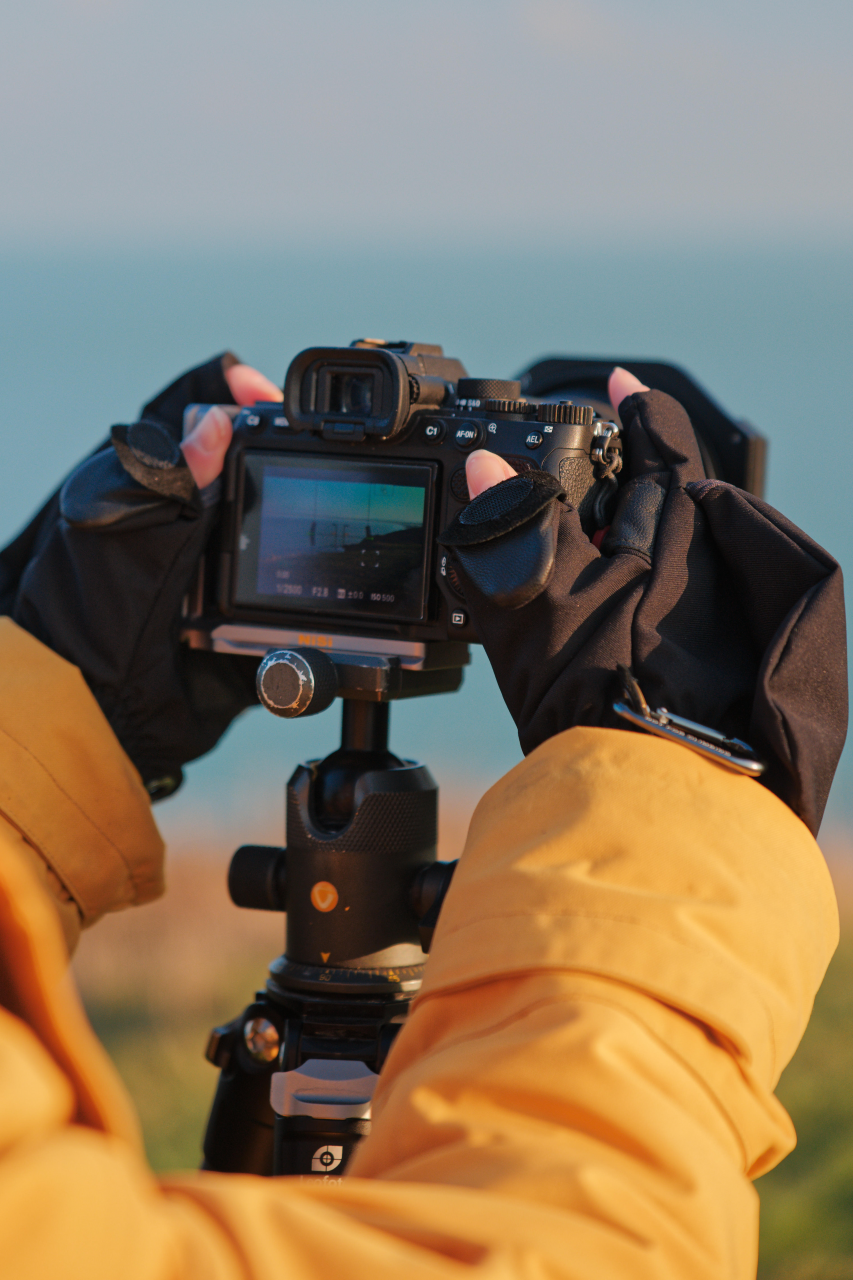 Man bedient camera met HEAT 2 SOFTSHELL handschoenen