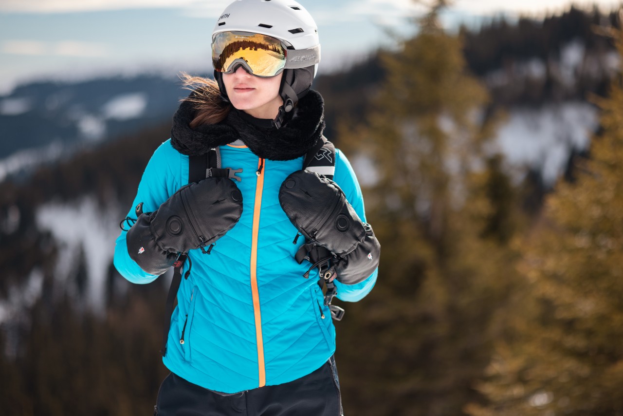 Mujer con gafas de esquí y guantes de piel