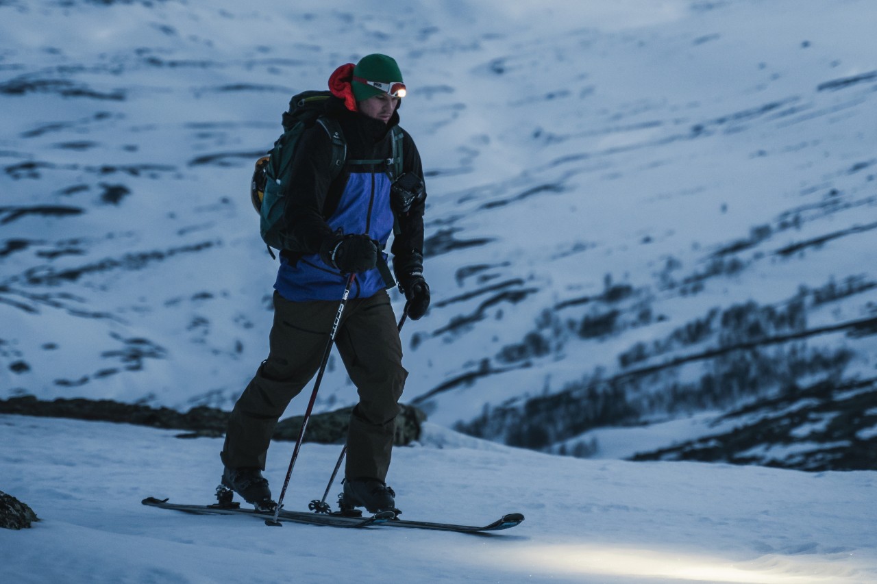 Mann fährt mit Ski