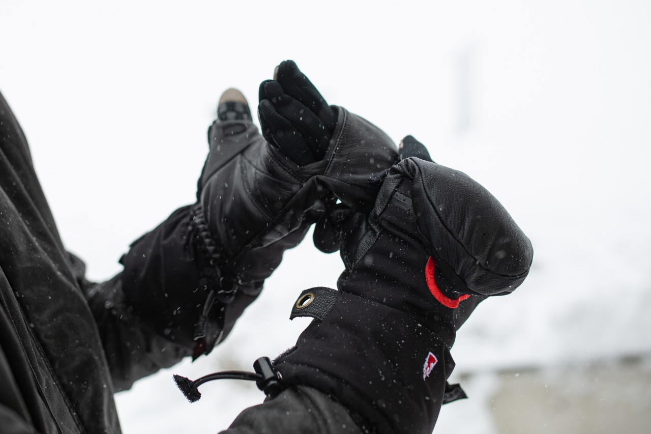 mitten with sewn-in finger glove