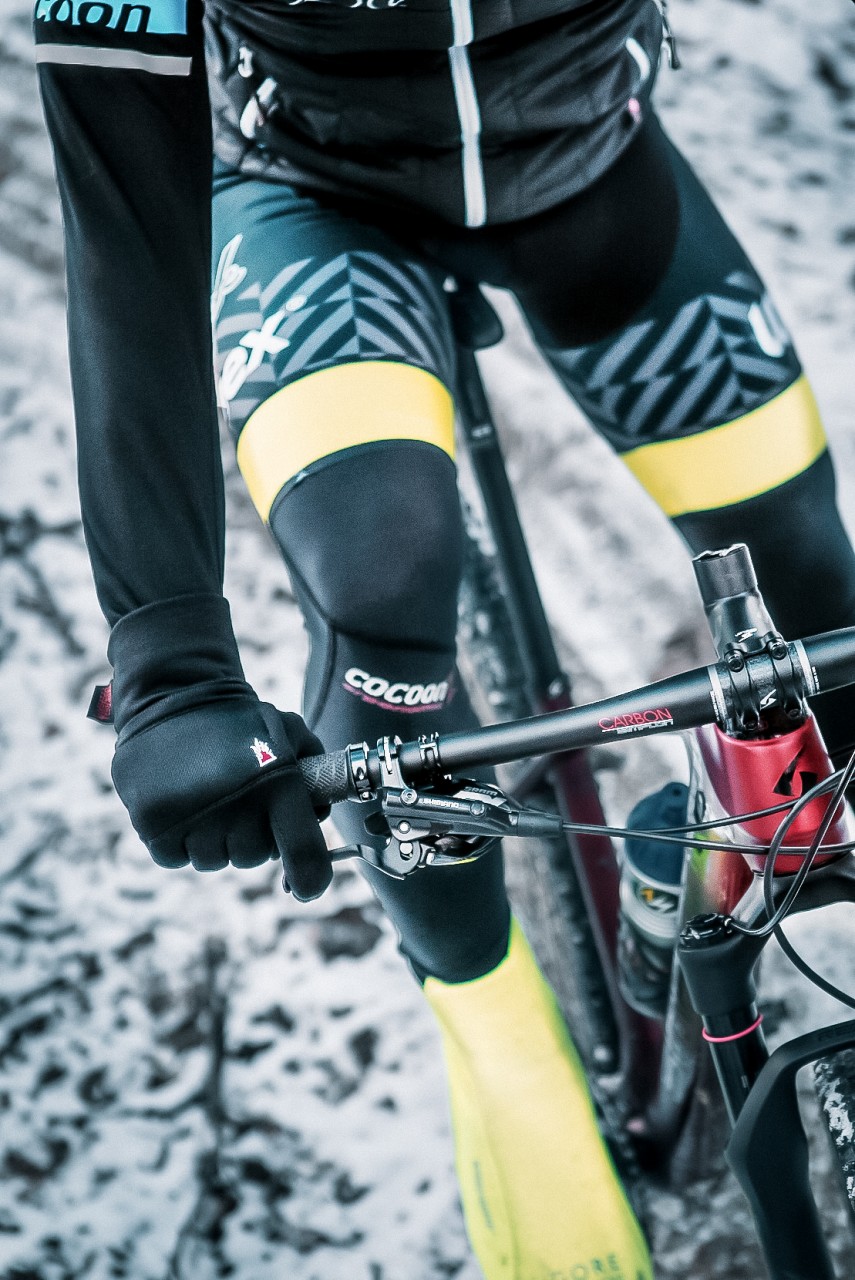 Ciclista con guantes mientras monta en bicicleta