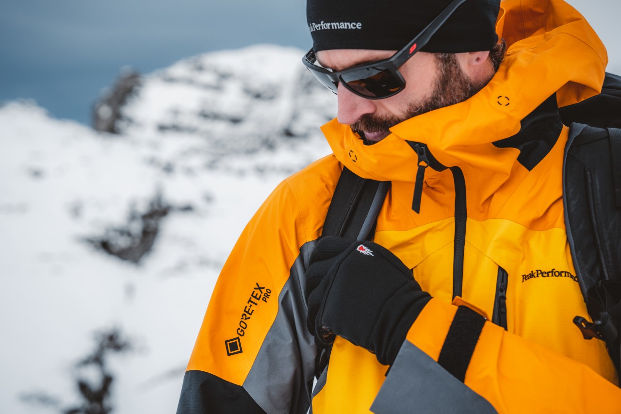 Man wearing ski jacket, hat and gloves