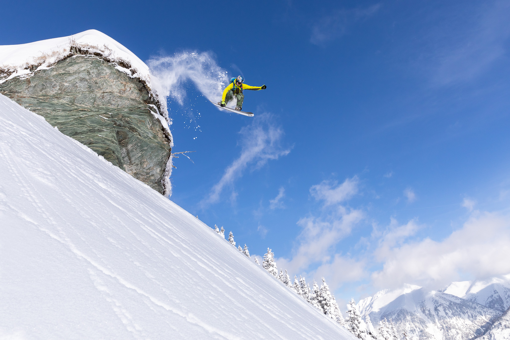 Un snowboarder está saltando