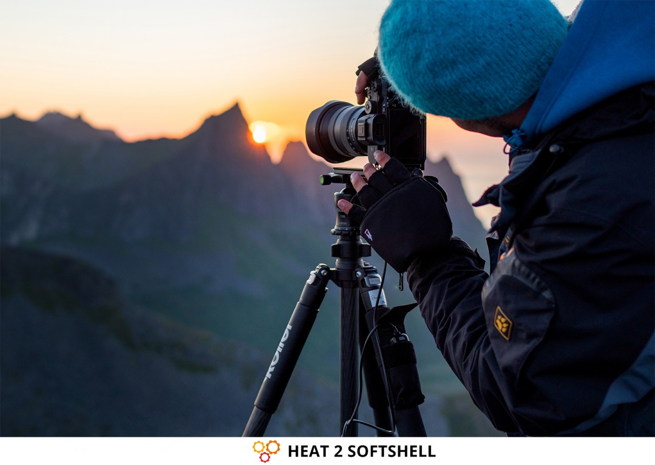 El fotógrafo profesional Dennis Stebner fotografiando un hermoso atardecer con los guantes de fotografía Heat2 Softshell.