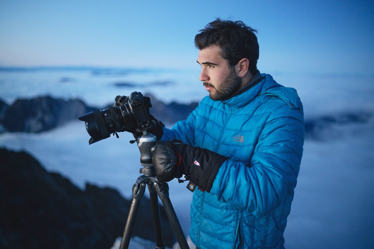 Professioneller Landschaftsfotograf der eine Aufnahme mit den Fotohandschuhen HEAT3 Smart Pro erstellt