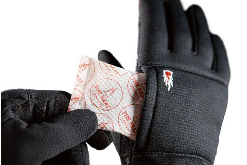 Le chauffe-mains est placé dans la poche du gant.
