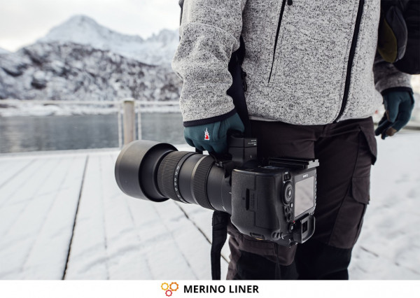 Photographer & Merino Gloves MERINO LINER from THE HEAT COMPANY with Canon Camera